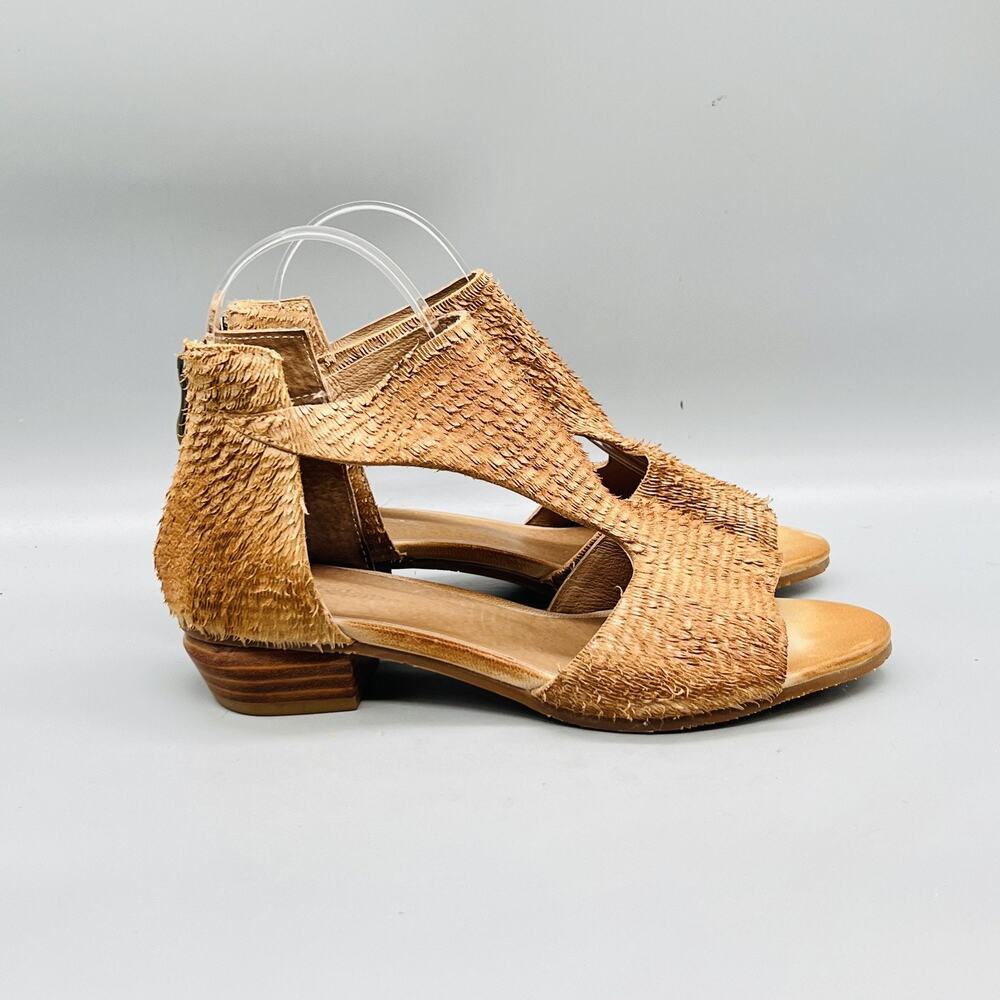 Antelope Sandals Womens 7.5 Beige Leather Textured Zip Open Toe Low Heel Shoes